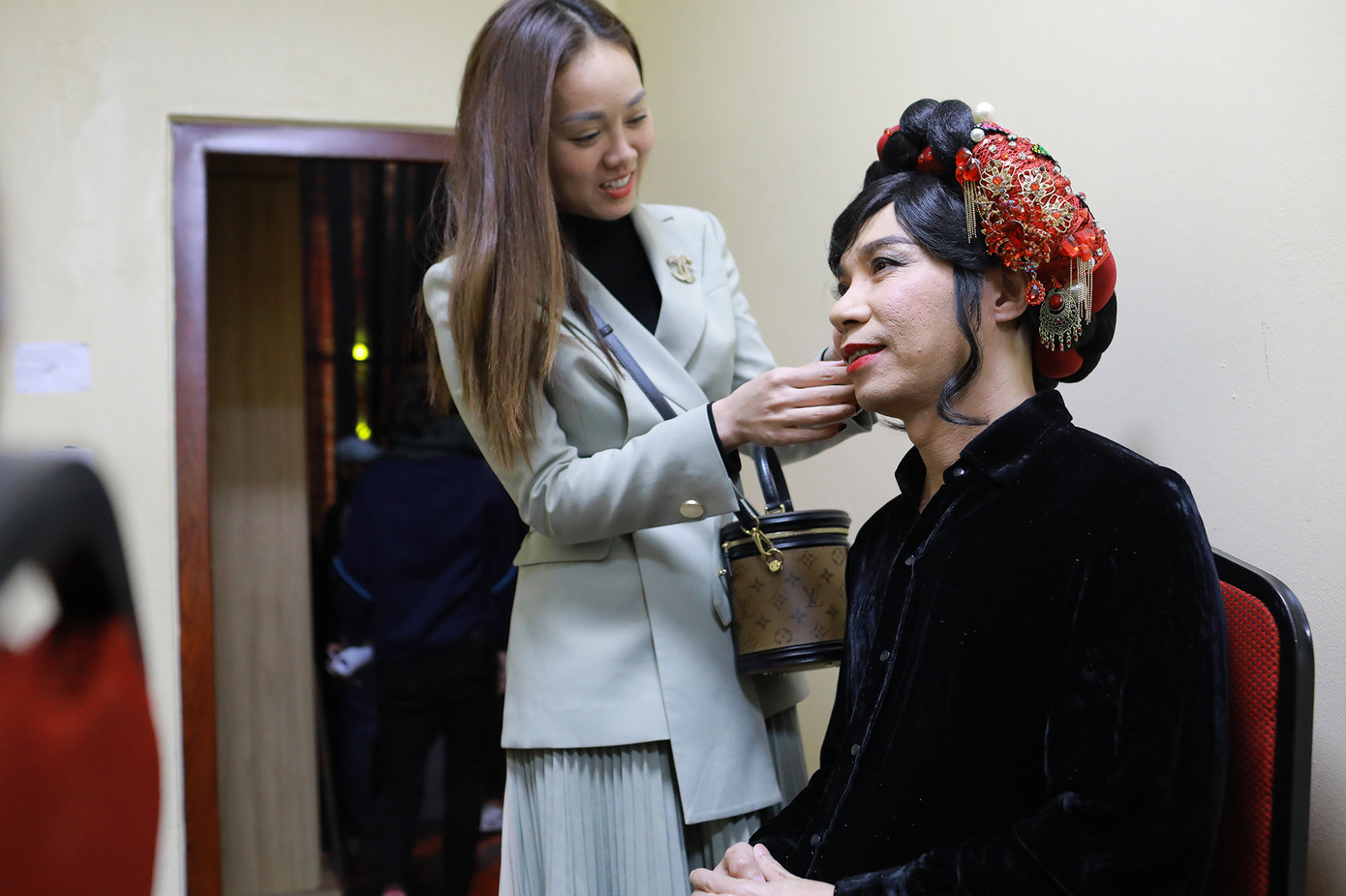 Vợ theo sát hỗ trợ NSND Công Lý trong hậu trường Táo Quân 2023. Ảnh: Lương Duy Tiến, Tuấn Anh. Vợ theo sát hỗ trợ NSND Công Lý trong hậu trường Táo Quân 2023. Ảnh: Lương Duy Tiến, Tuấn Anh.