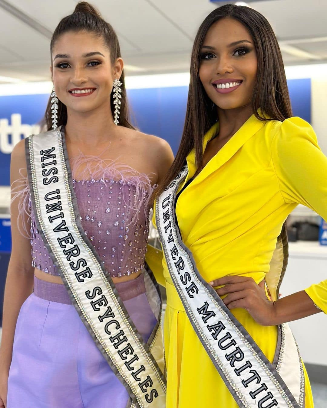 Hai người đẹp rạng rỡ khi hội ngộ ở sân bay.