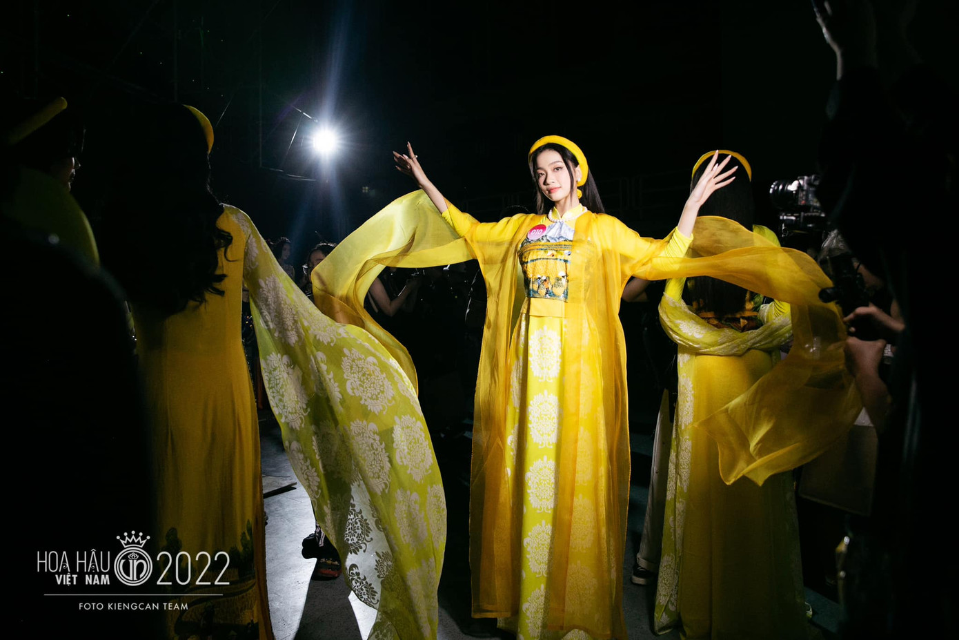 Tối 23/12, Thảo Linh cùng các thí sinh bước vào đêm thi chung kết toàn quốc tại nhà thi đấu Phú Thọ TPHCM. Cô khoe nhan sắc dịu dàng với trang phục áo dài tông màu vàng rực rỡ. Qua phần thi áo dài, Thảo Linh được xướng tên vào top 20 chung cuộc.