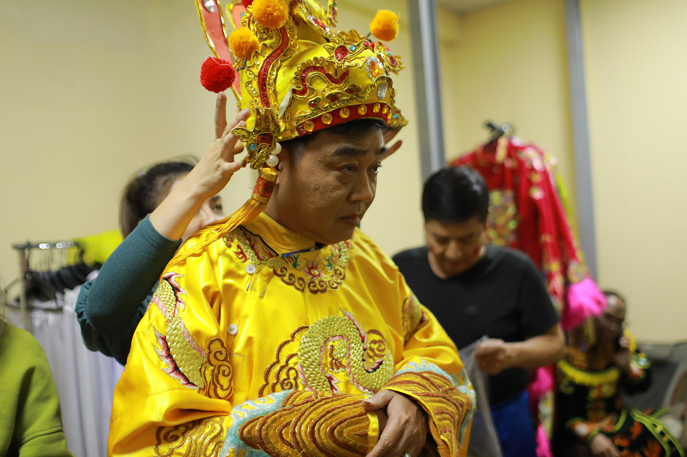 "Ngọc Hoàng" Quốc Khánh thử đồ trong hậu trường. Anh chụp ảnh bên hai nữ ca sĩ Dương Hoàng Yến và Mỹ Dung.