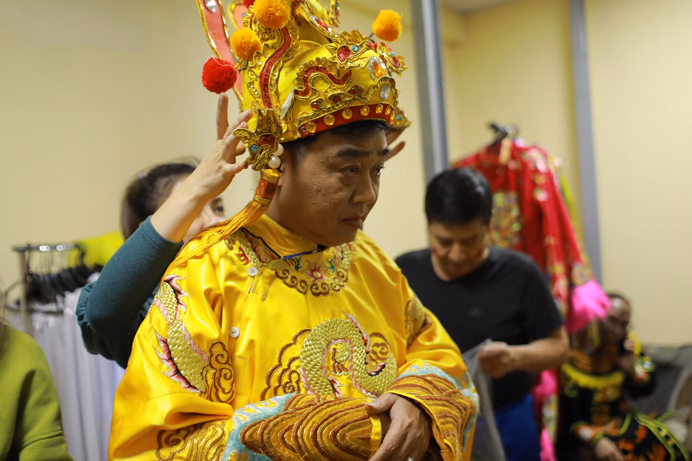"Ngọc Hoàng" Quốc Khánh thử đồ trong hậu trường. Anh chụp ảnh bên hai nữ ca sĩ Dương Hoàng Yến và Mỹ Dung.