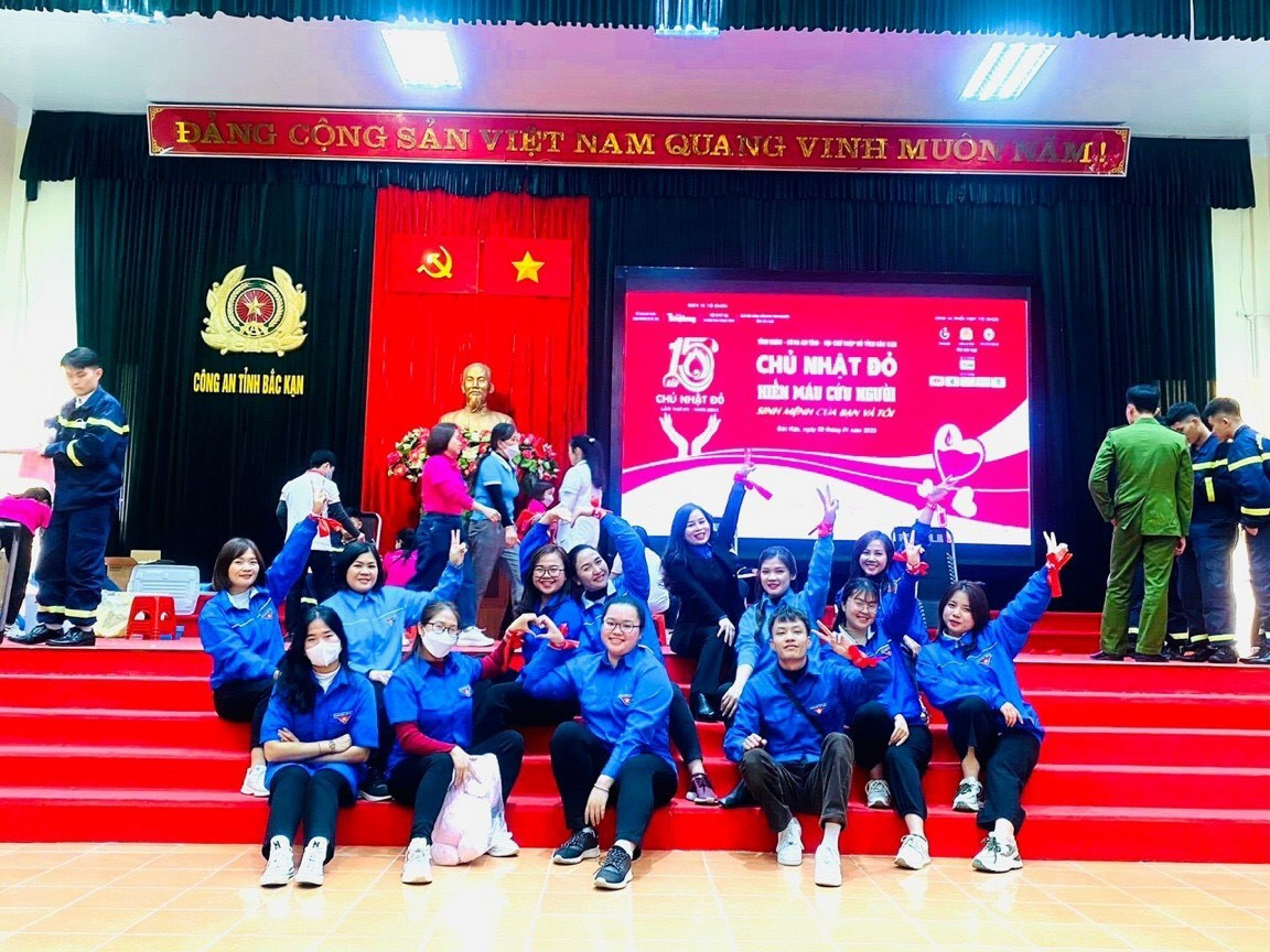 Các bạn đoàn viên thanh niên và tình nguyện viên đắc lực của chương trình.