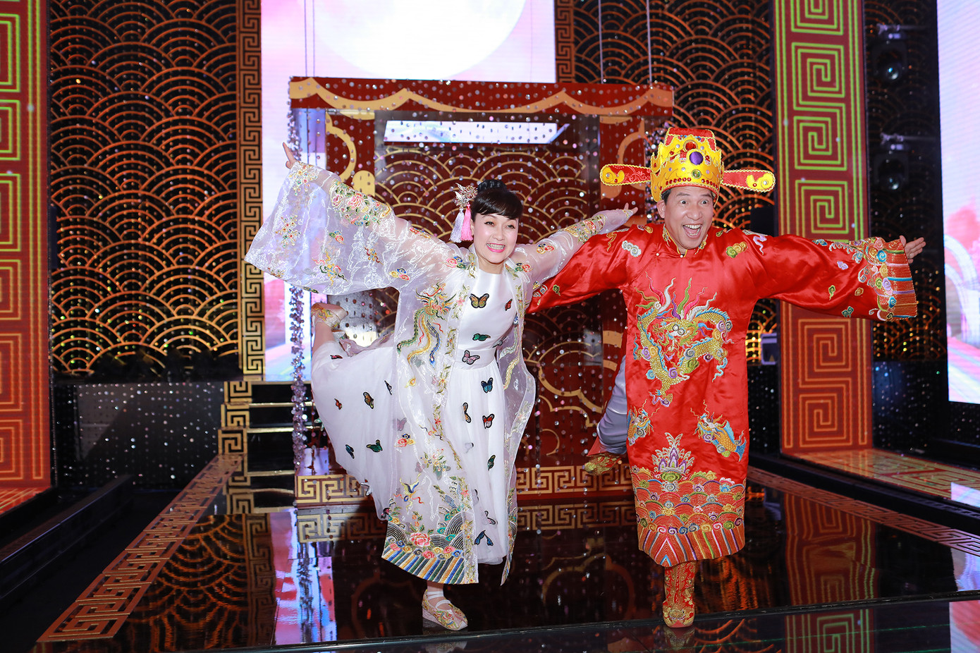 Hai nghệ sĩ Vân Dung và Quang Thắng vui đùa trước giờ lên sân khấu. Ngoài đời, họ là những người bạn thân thiết, đồng hành cùng nhau trong cuộc sống. Táo Y tế, Táo Kinh tế vẫn là thương hiệu gắn liền với hai nghệ sĩ.