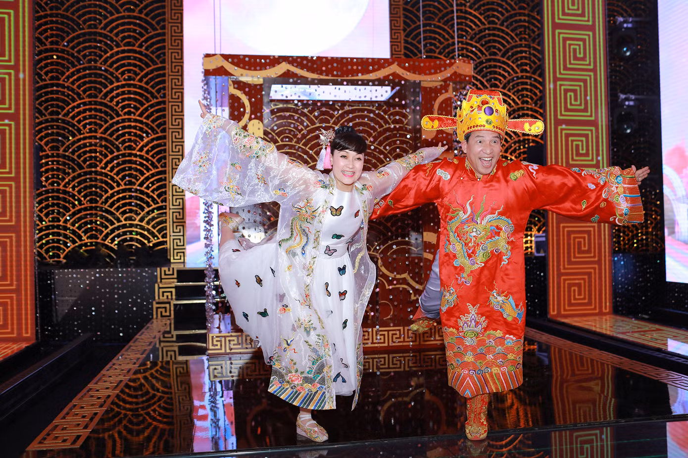 Hai nghệ sĩ Vân Dung và Quang Thắng vui đùa trước giờ lên sân khấu. Ngoài đời, họ là những người bạn thân thiết, đồng hành cùng nhau trong cuộc sống. Táo Y tế, Táo Kinh tế vẫn là thương hiệu gắn liền với hai nghệ sĩ.