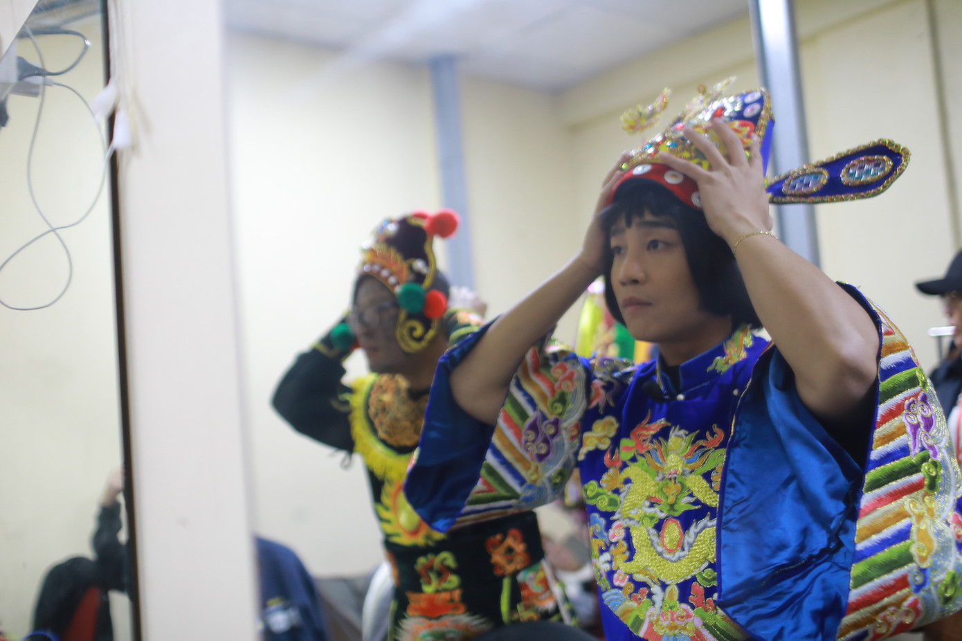 Trung Ruồi, Đỗ Duy Nam trong trang phục như phiên bản của Công Lý, Xuân Bắc ở những mùa Táo Quân trước. Năm ngoái, họ là những người đảm nhận vai diễn của các đàn anh trong Táo Quân 2022.