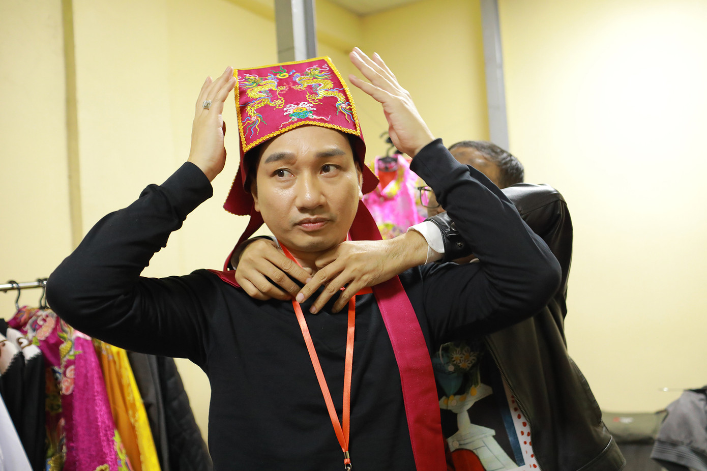 MC Thành Trung căng thẳng khi thử đồ để chuẩn bị cho vai diễn của mình.