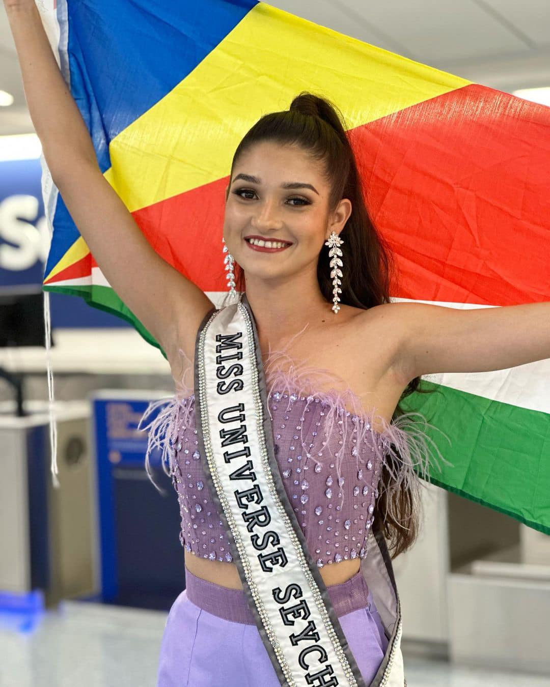 Hai Hoa hậu đến từ Seychelles và Mauritius diện trang phục có tông màu rực rỡ, nổi bật khi ra sân bay để đi thi Miss Universe.