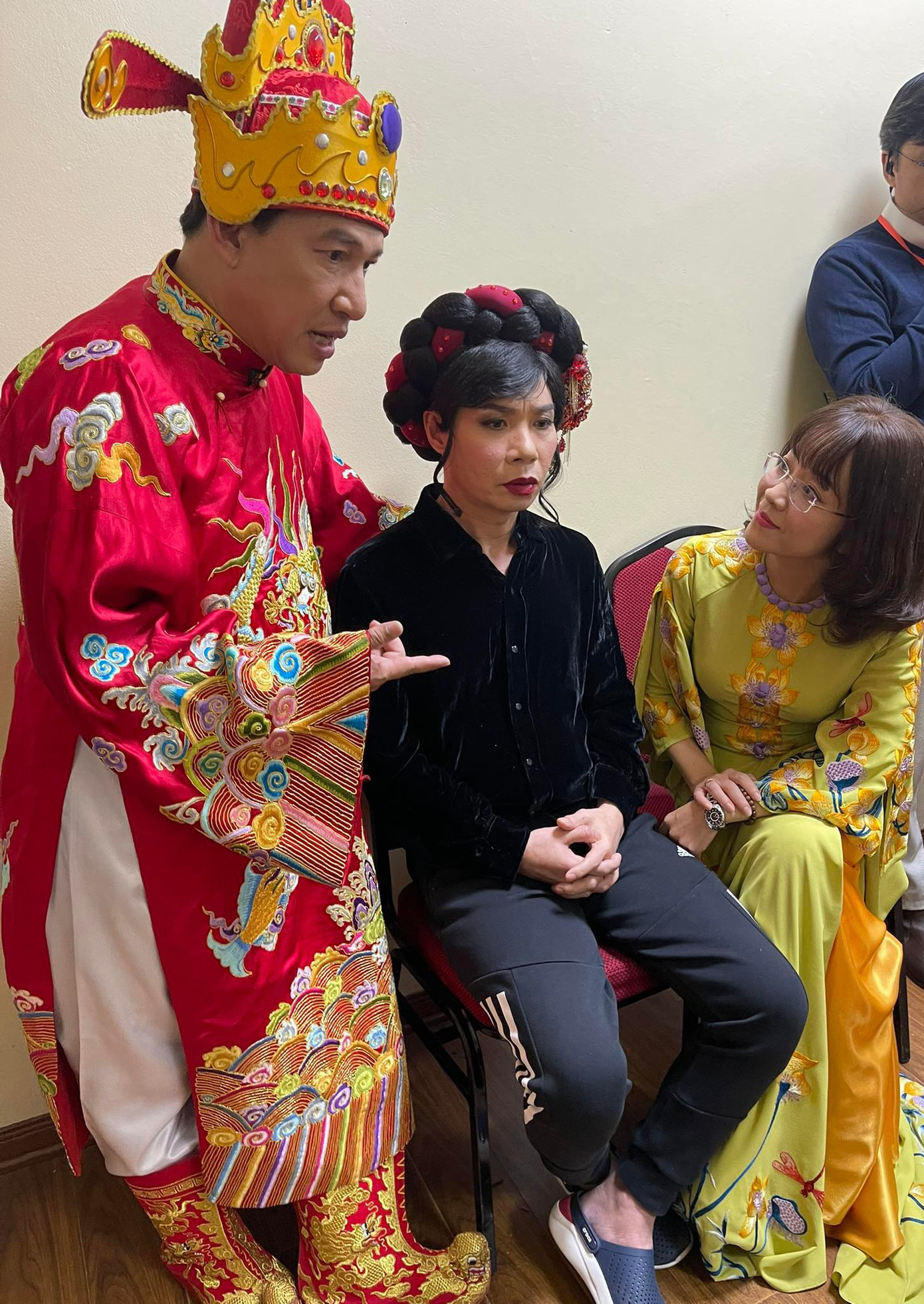 Hình ảnh NSND Công Lý và các nghệ sĩ trong hậu trường Táo Quân 2023. Ảnh: Tuấn Anh. Hình ảnh NSND Công Lý và các nghệ sĩ trong hậu trường Táo Quân 2023. Ảnh: Tuấn Anh.