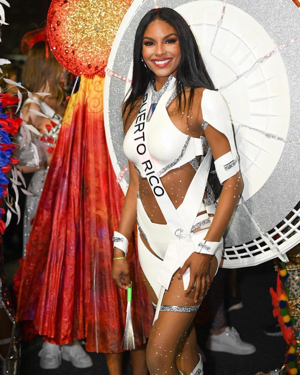 Đại diện chủ nhà Mỹ mặc bộ trang phục tông màu bạc có kiểu dáng jumpsuit quyến rũ, nóng bỏng. Hai người đẹp Guatemala và Puerto Rico cũng mang tới những bộ quốc phục cầu kỳ, lộng lẫy đậm chất Latinh. Họ đều được xem là những ứng viên mạnh ở khu vực châu Mỹ.