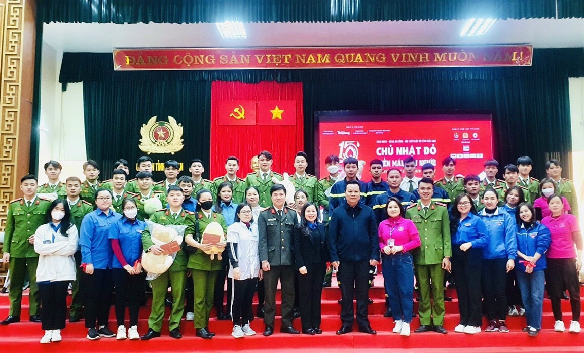 Đại biểu, lãnh đạo các đơn vị chụp ảnh lưu niệm cùng các đoàn viên, thanh niên và lực lượng Công an tỉnh tại chương trình.