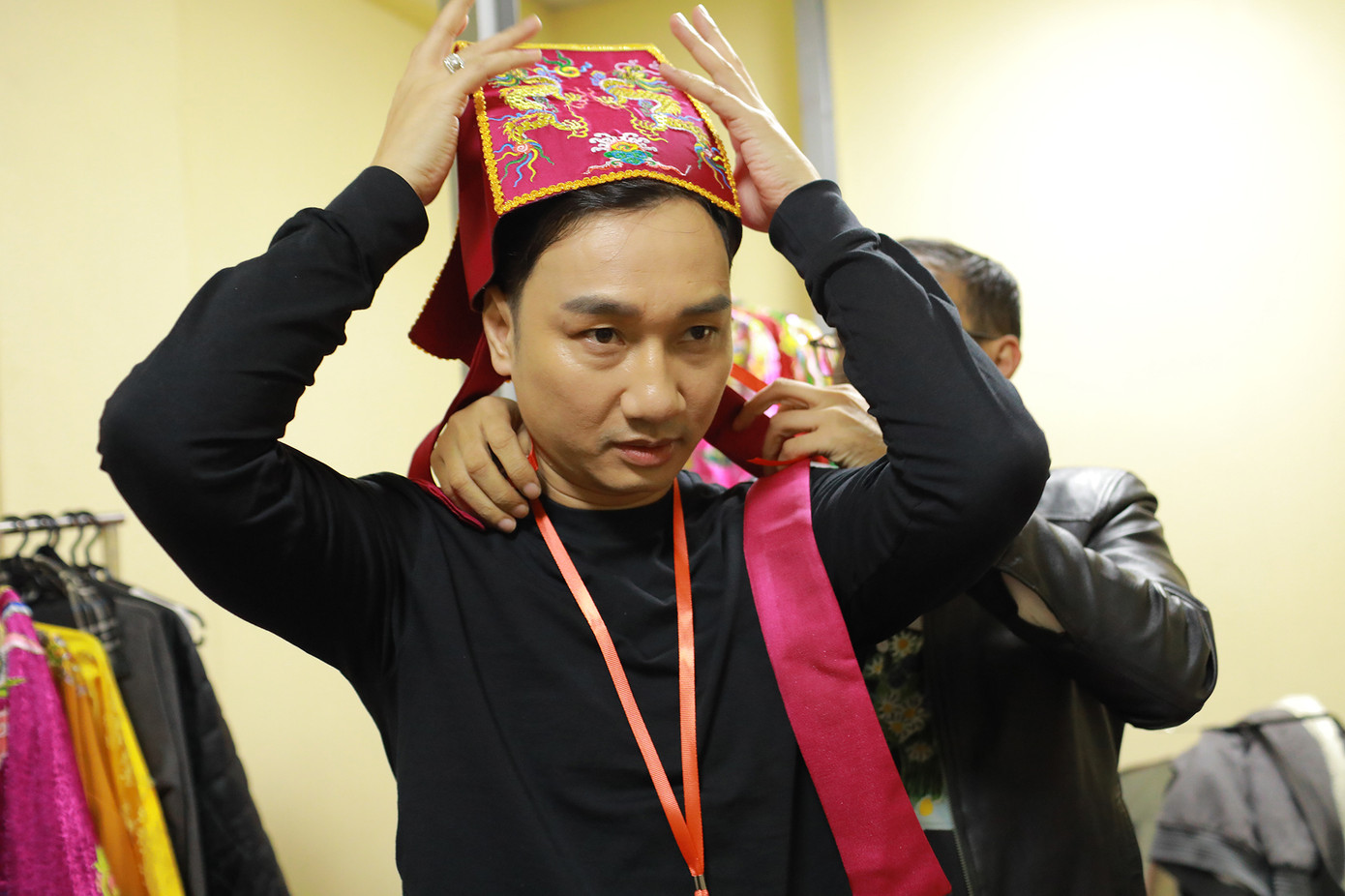 MC Thành Trung căng thẳng khi thử đồ để chuẩn bị cho vai diễn của mình.