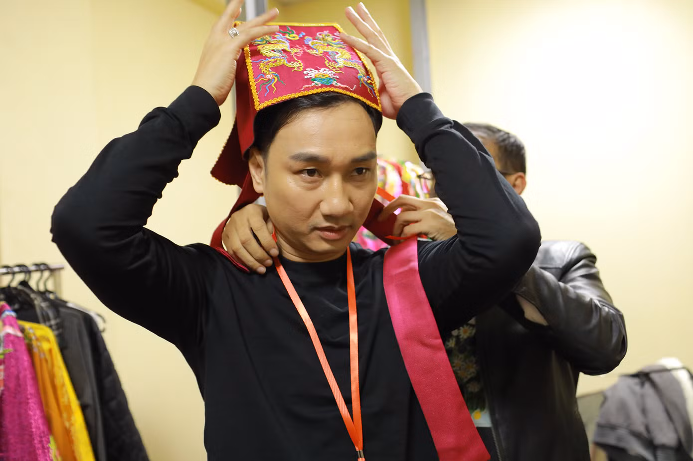 MC Thành Trung căng thẳng khi thử đồ để chuẩn bị cho vai diễn của mình.