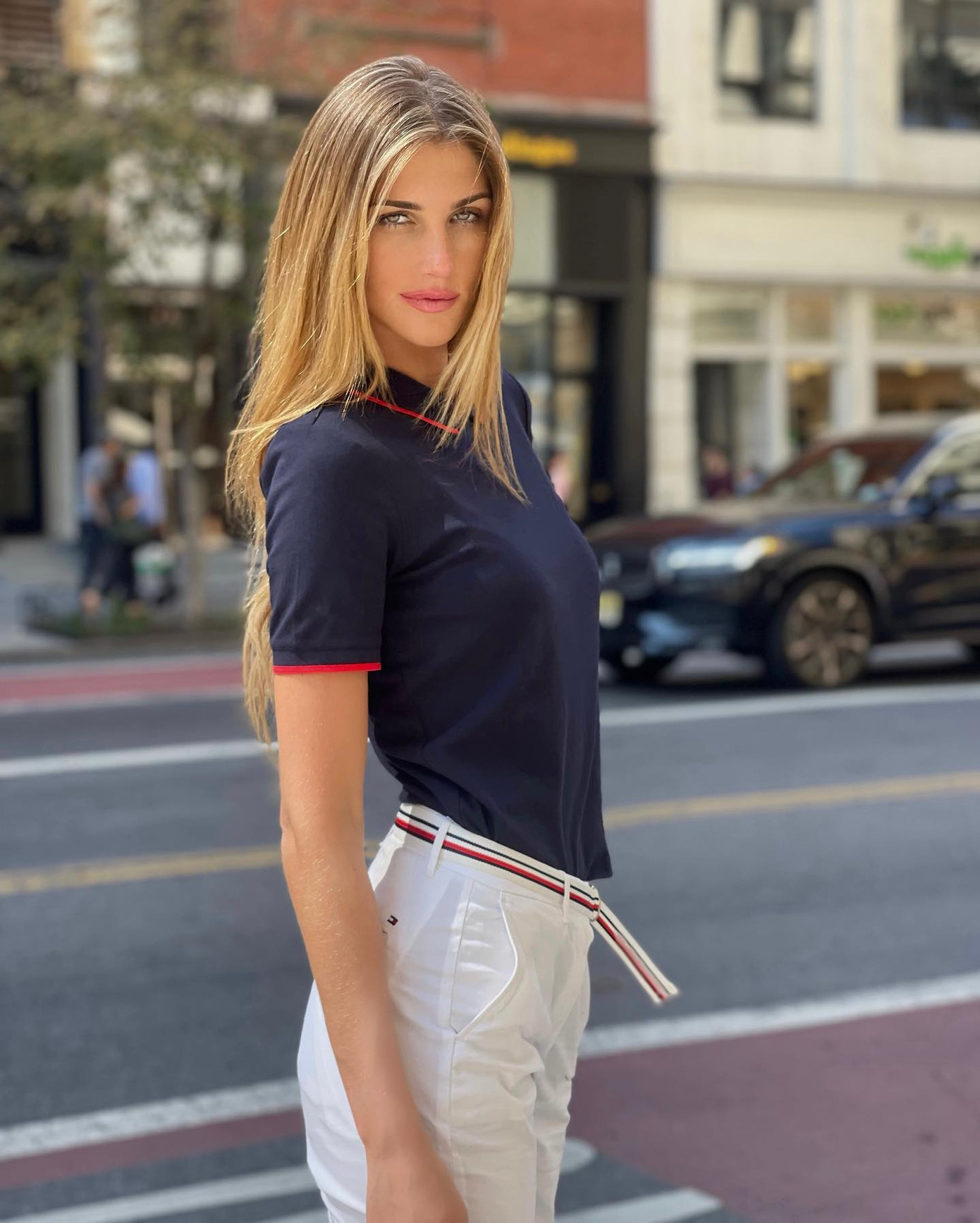 Hoa hậu Hoàn vũ Peru - Alessia Rovegno (ảnh trái). Fan sắc đẹp nổi tiếng Salvador Garcia chụp ảnh cùng Hoa hậu Ngọc Châu khi cô vừa tới Mỹ (ảnh phải). Ảnh: FBNV.