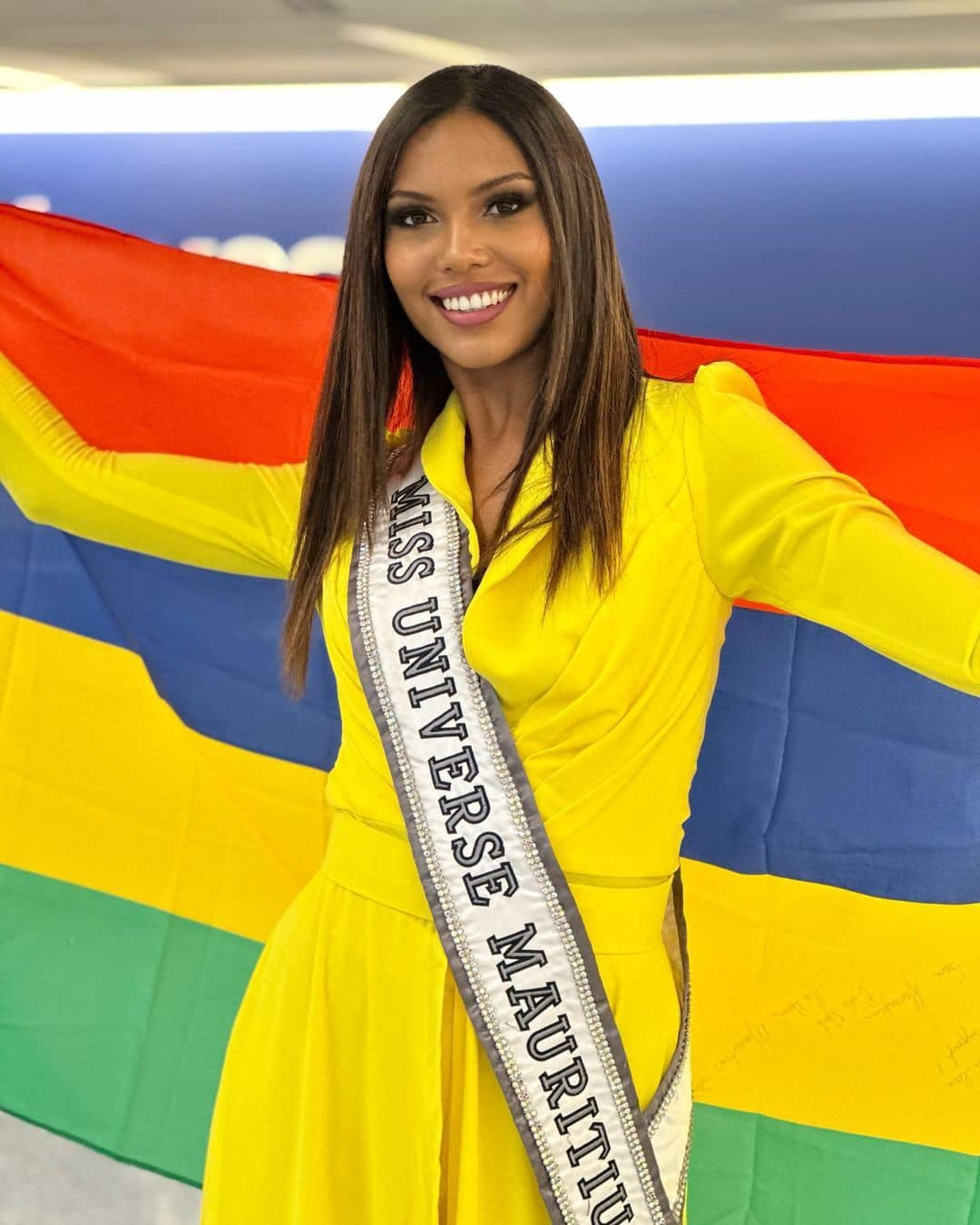 Hai Hoa hậu đến từ Seychelles và Mauritius diện trang phục có tông màu rực rỡ, nổi bật khi ra sân bay để đi thi Miss Universe.