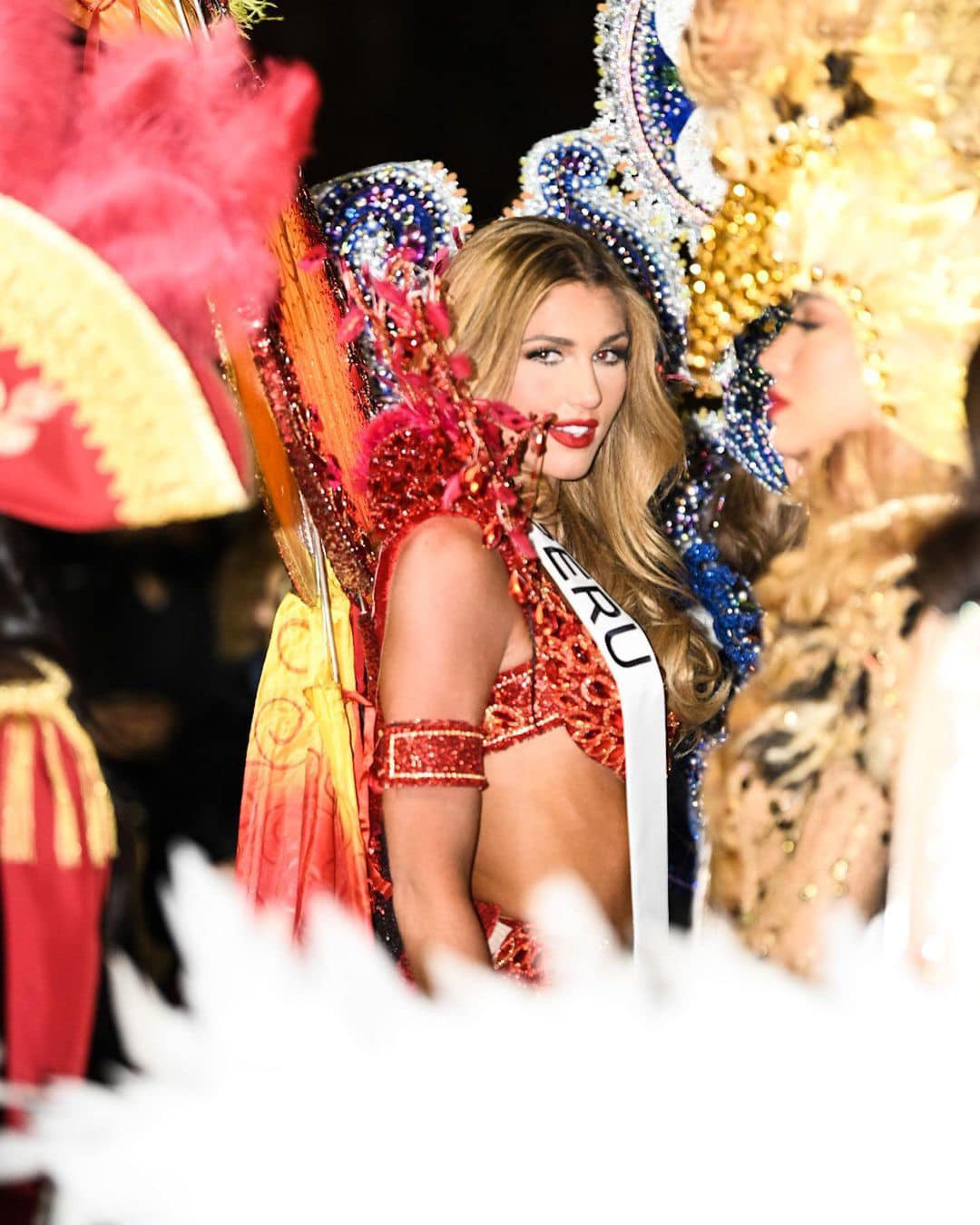 Đại diện Peru sexy như thiên thần nội y trên phố với bộ nội y đính đá cầu kỳ, tông màu đỏ nổi bật. Alessia Rovegno được xem là ứng cử viên sáng giá cho vương miện Miss Universe 2022. Alessia Rovegn là người mẫu kiêm doanh nhân 24 tuổi, chiều cao 1,78 m. Hiện tại, người đẹp là người mẫu ở New York, cô cũng phát triển sự nghiệp ca sĩ ở Lima, Peru. Với việc hoạt động người mẫu ở Mỹ, người đẹp có tầm ảnh hưởng quốc tế và trình độ tiếng Anh lưu loát.