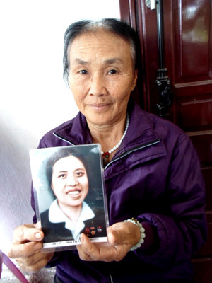 Bà Xuân nâng niu tấm hình người chị kết nghĩa - liệt sỹ Đặng Thị Chốc