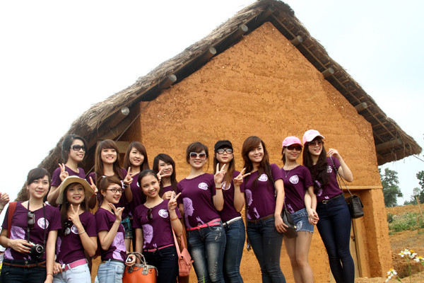 Chụp ảnh tại nhà dân tộc. Trong ảnh là trước ngôi nhà của người Phù Lá