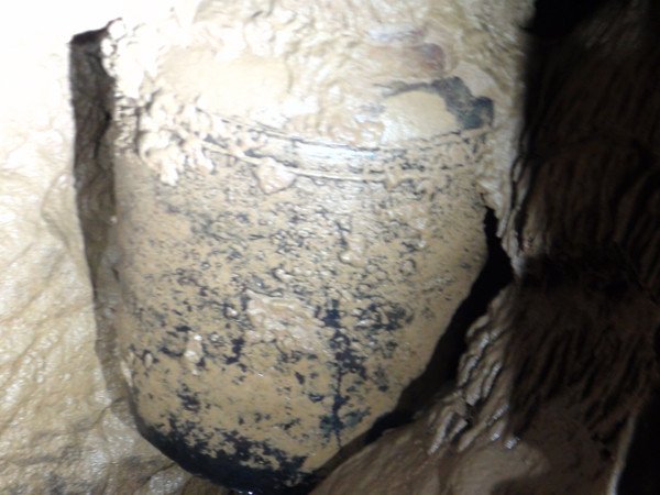 chiếc chum sành trong hang động Phong Nha. chiếc chum sành trong hang động Phong Nha
