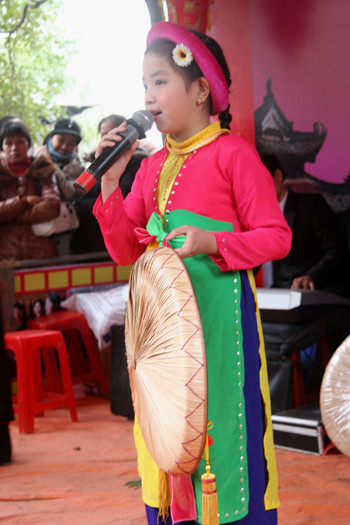 Chị hai nhí Mỹ Duyên điệu đàng với nón quai thao