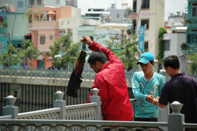 “Trời nắng nóng, cá cũng trốn hết. Câu cả buổi chỉ toàn là rác”, anh Huỳnh Minh Điệp (trú đường Lê Văn Sỹ, quận Phú Nhuận) nói