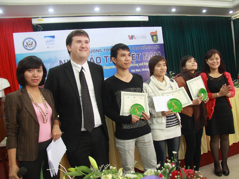 Ban tổ chức trao giải nhất cho nhóm tác giả có bài viết xuất sắc đến từ khoa Báo chí & Truyền thông - ĐHKHXH&NV (ĐHQG Hà Nội). Ảnh: Tuấn Nguyễn