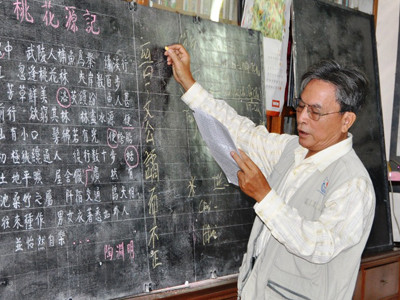 Học viên” kiêm“thầy giáo” miệt mài, tâm huyết trong giờ lên lớp. Ảnh: Nguyễn Huy. Học viên” kiêm“thầy giáo” miệt mài, tâm huyết trong giờ lên lớp. Ảnh: Nguyễn Huy