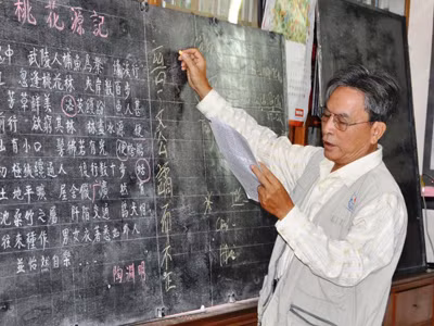 Học viên” kiêm“thầy giáo” miệt mài, tâm huyết trong giờ lên lớp. Ảnh: Nguyễn Huy