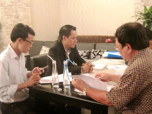 Đoàn liên ngành kiểm tra văn hóa xã hội đang làm việc với chủ quán bar “chui” New Sài Gòn