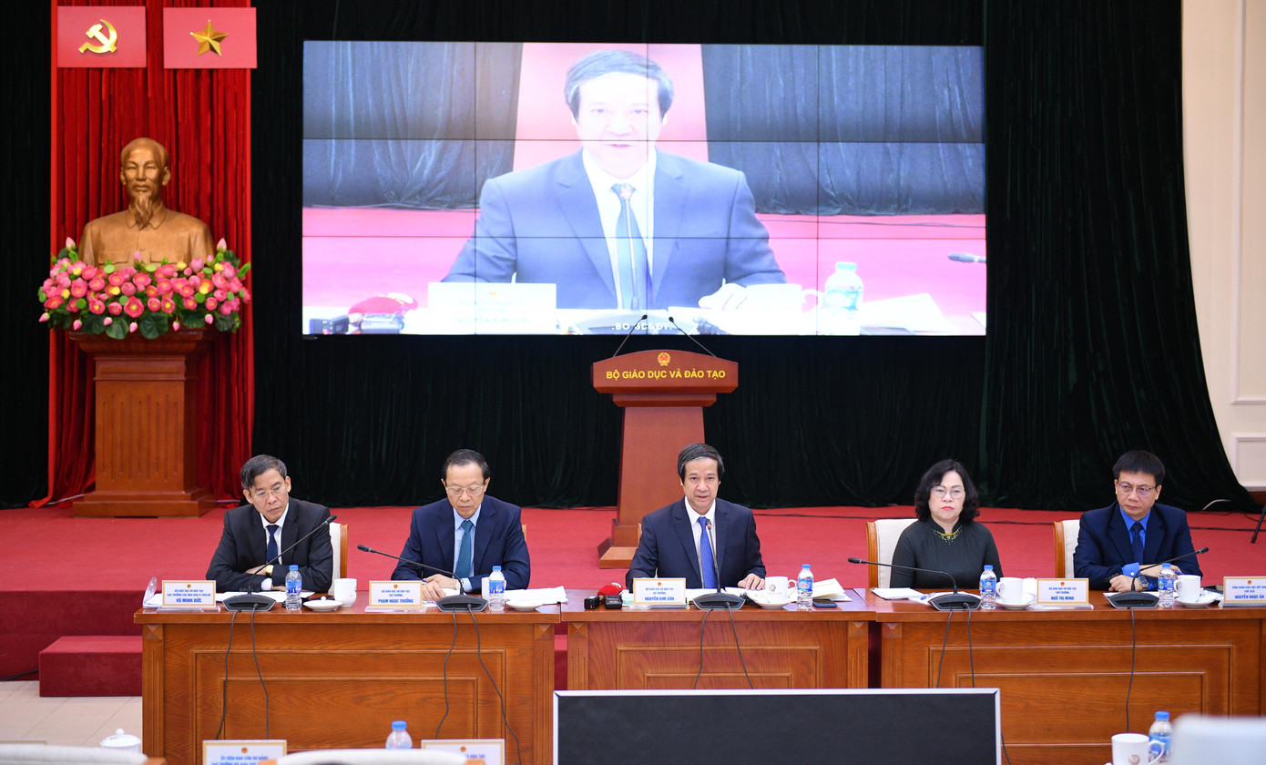 Bộ trưởng Nguyễn Kim Sơn và các Thứ trưởng chủ trì phiên họp.