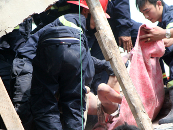 Một cháu bé đã được giải cứu ra khỏi đống đổ nát