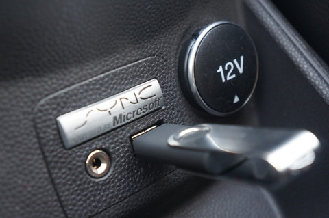 Ford Fiesta kết hợp với Microsoft để có công nghệ SYNC, kết nối đa phương tiện và điều khiển bằng giọng nói. Đây là cổng USB, jack cắm tai nghe