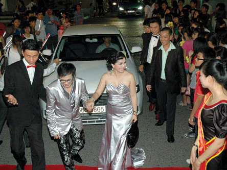 Các nghệ sĩ được đưa đến thảm đỏ bằng xe Audi. Các nghệ sĩ được đưa đến thảm đỏ bằng xe Audi