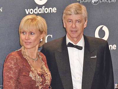 “Giáo sư” Arsene Wenger và vợ Annie Brosterhous
