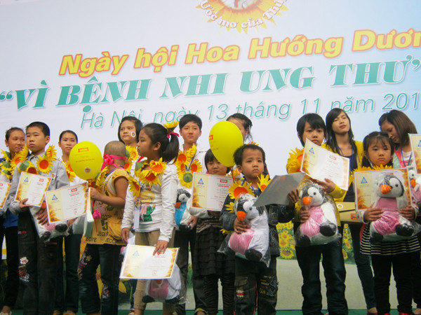 35 suất học bổng được trao cho các bệnh nhi