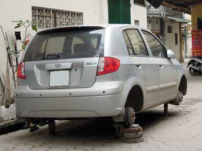 Một chiếc ôtô bị trộm mất bánh