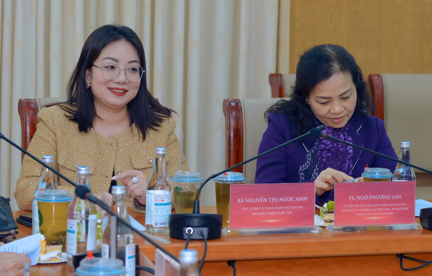 Bà Nguyễn Thị Ngọc Anh (trái) - CEO Ngôi sao Thái An - đại diện Ban đối ngoại cuộc thi.