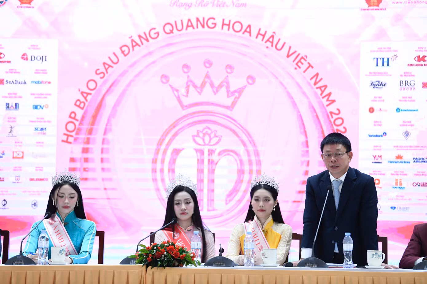 Hoa hậu Hà Trúc Linh: 'Nhiều bạn học người dân tộc thiểu số nhắn tin chúc mừng tôi' ảnh 14