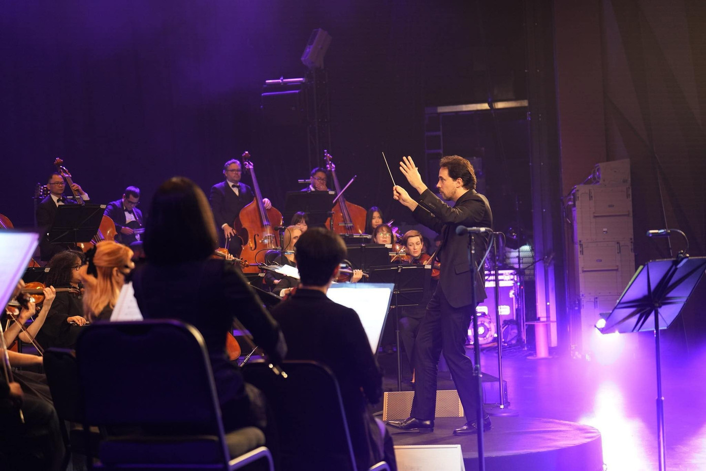 Nhạc trưởng Olivier Ochanine, người nổi tiếng với phong cách chỉ huy truyền cảm và khả năng kết nối dàn nhạc.