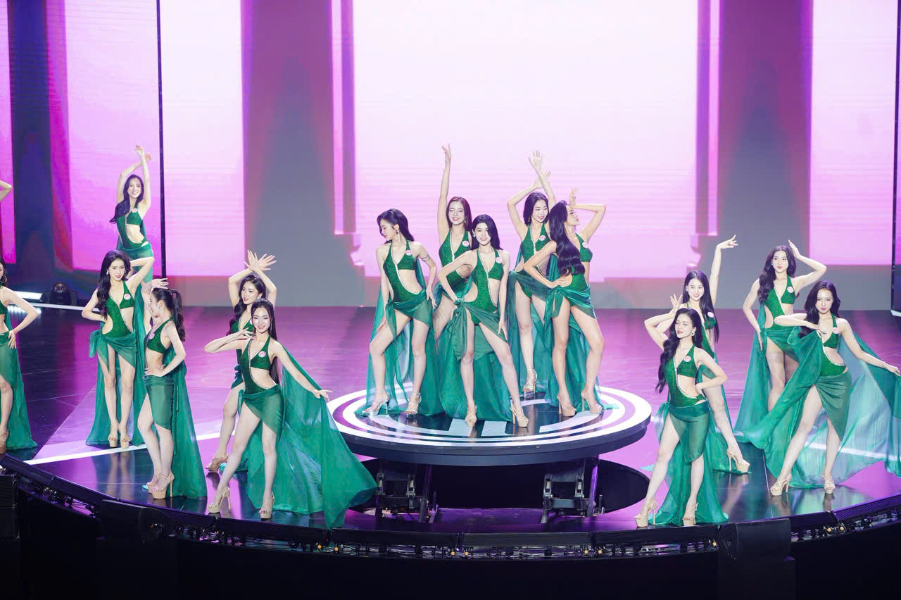 Các thí sinh khoe nét đẹp hình thể trong bộ sưu tập áo tắm.