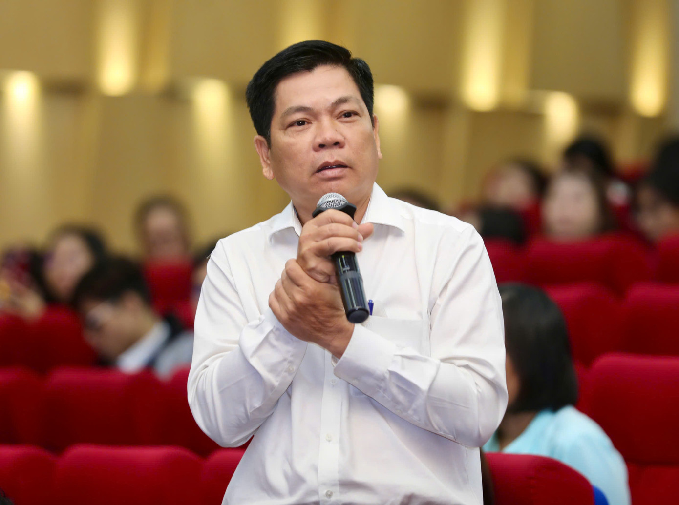 Luật sư Nguyễn Vinh Tường trả lời câu hỏi về luật cấm hút thuốc lá tại hội thảo. Luật sư Nguyễn Vinh Tường trả lời câu hỏi về luật cấm hút thuốc lá tại hội thảo.