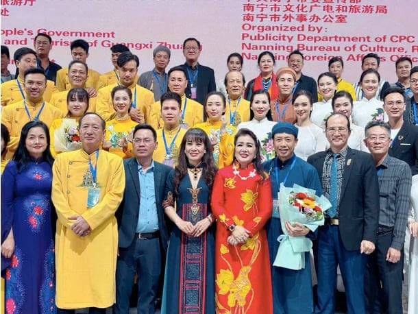 NSND và chồng là NSƯT Nguyễn Văn Hải - người đồng nghiệp đặc biệt của cuộc đời chị trong Liên hoan Sân khấu Trung Quốc – ASEAN. NSND và chồng là NSƯT Nguyễn Văn Hải - người đồng nghiệp đặc biệt của cuộc đời chị trong Liên hoan Sân khấu Trung Quốc – ASEAN.