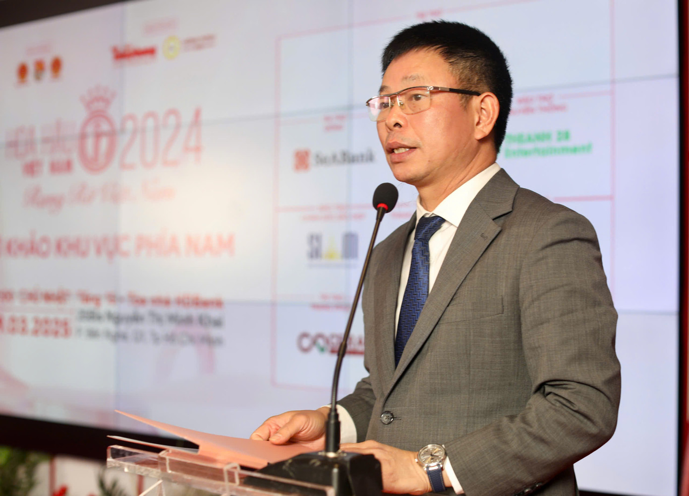 Nhà báo Phùng Công Sưởng - Tổng biên tập báo Tiền Phong, Trưởng ban tổ chức Hoa hậu Việt Nam 2024 - phát biểu trước khi công bố kết quả sơ khảo.