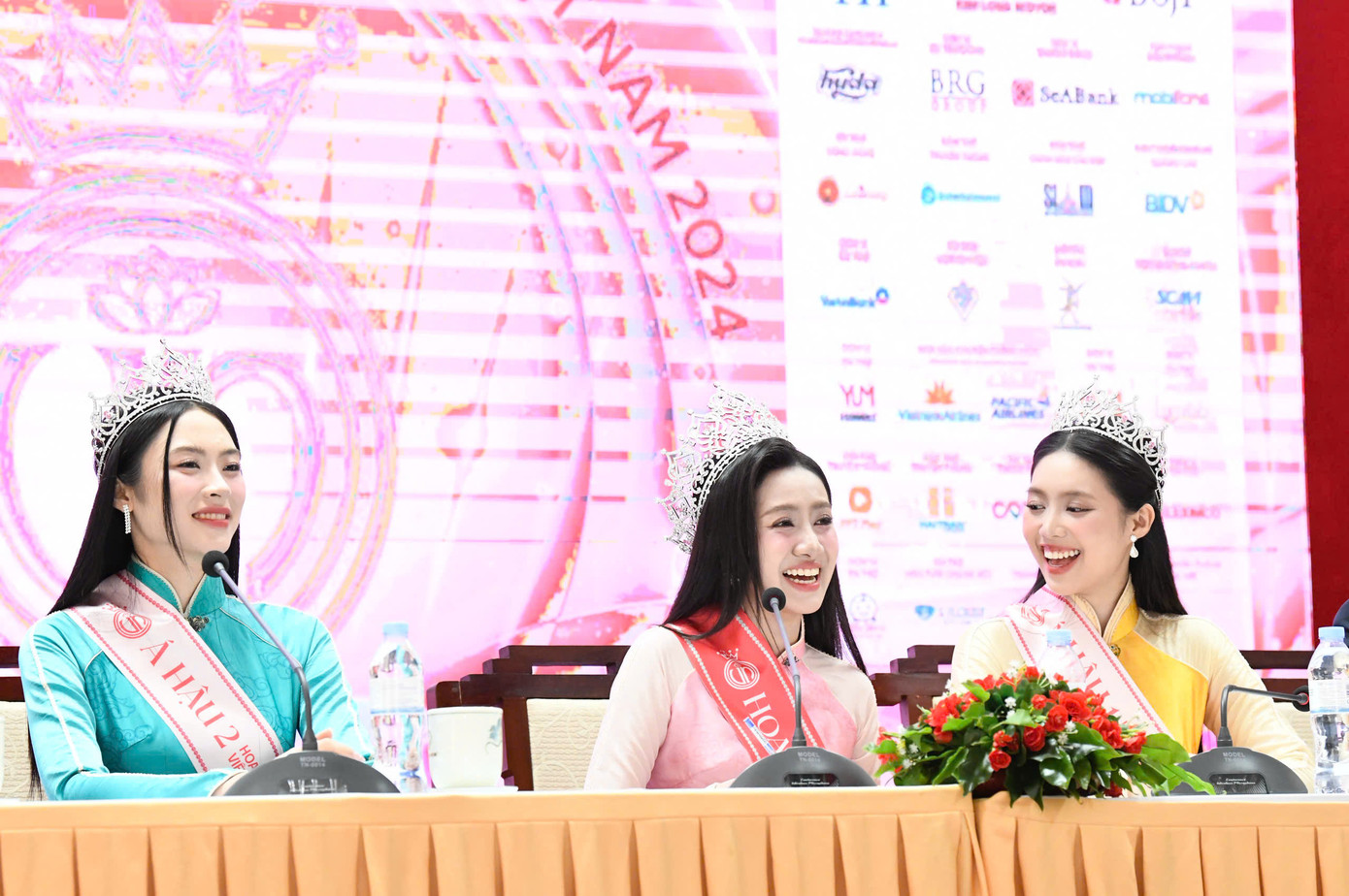 Hoa hậu Hà Trúc Linh luôn nhắc nhở bản thân sống vì mọi người. Hoa hậu Hà Trúc Linh luôn nhắc nhở bản thân sống vì mọi người.