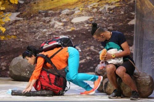 Hội ngộ danh hài: Việt Hương cặp kè trai trẻ, Trấn Thanh 'gặm cỏ non' ảnh 1