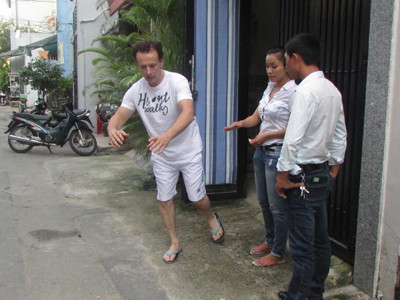 Ông Jean diễn lại cảnh bắt cướp (vụ cướp rạng sáng 17/10)