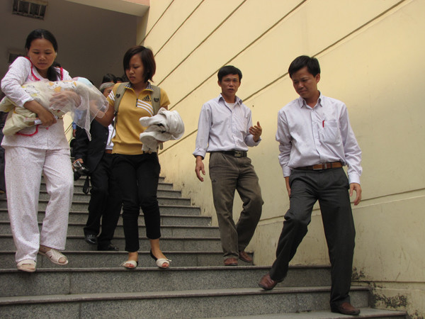 Cả nhà rời bệnh viện Phụ sản Trung ương lên đường về quê. Ảnh: Lãng Phong