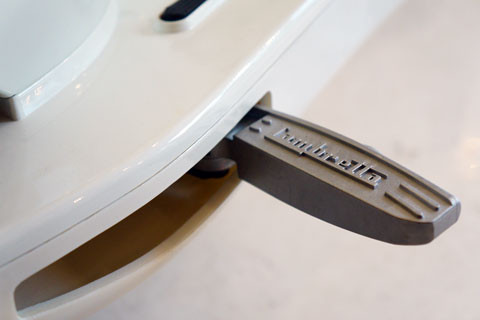 Chỗ để chân phía sau có lò xo hỗ trợ, ấn mạnh vào để mở