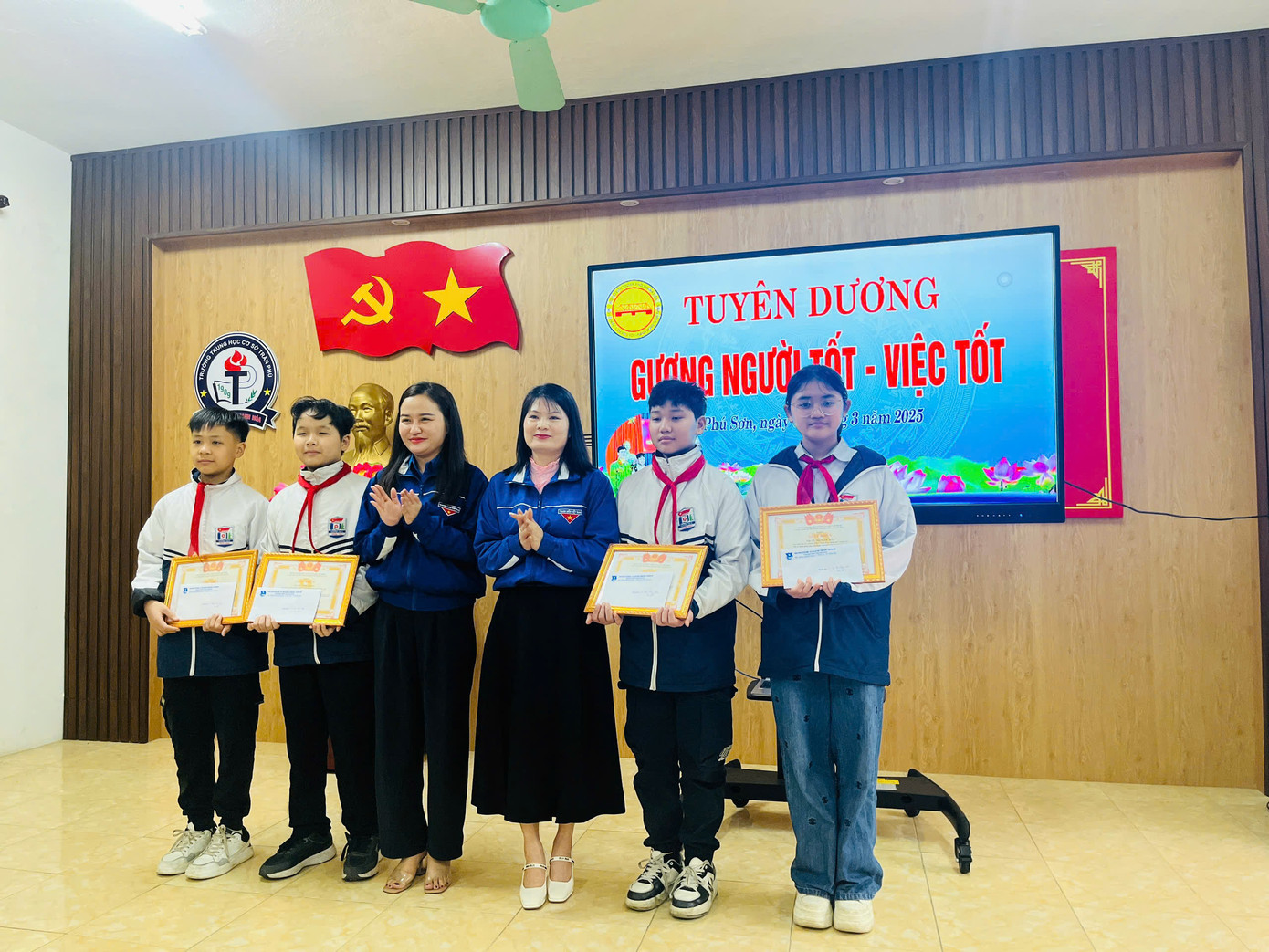 Đại diện lãnh đạo Thành đoàn TP Thanh Hóa trao tặng giấy khen cho 4 em học sinh có hành động đẹp Đại diện lãnh đạo Thành đoàn TP Thanh Hóa trao tặng giấy khen cho 4 em học sinh có hành động đẹp