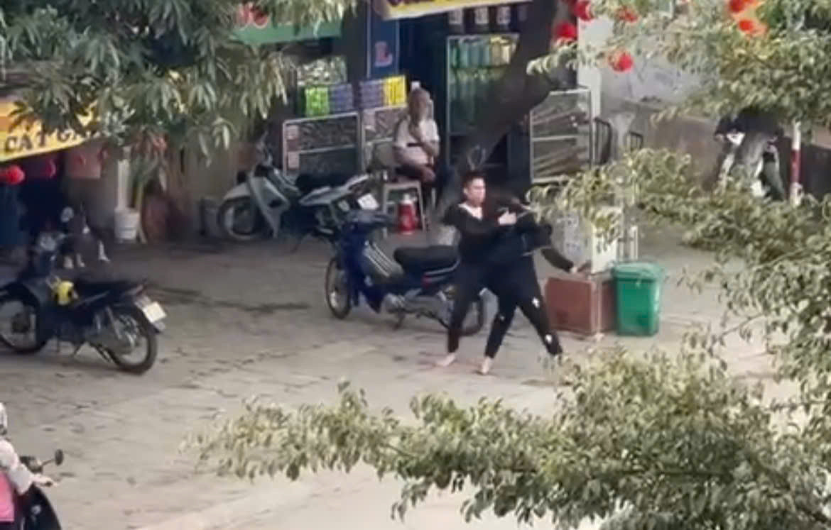 Nam thanh niên cầm dao chém người trên đường phố. Ảnh cắt từ clip