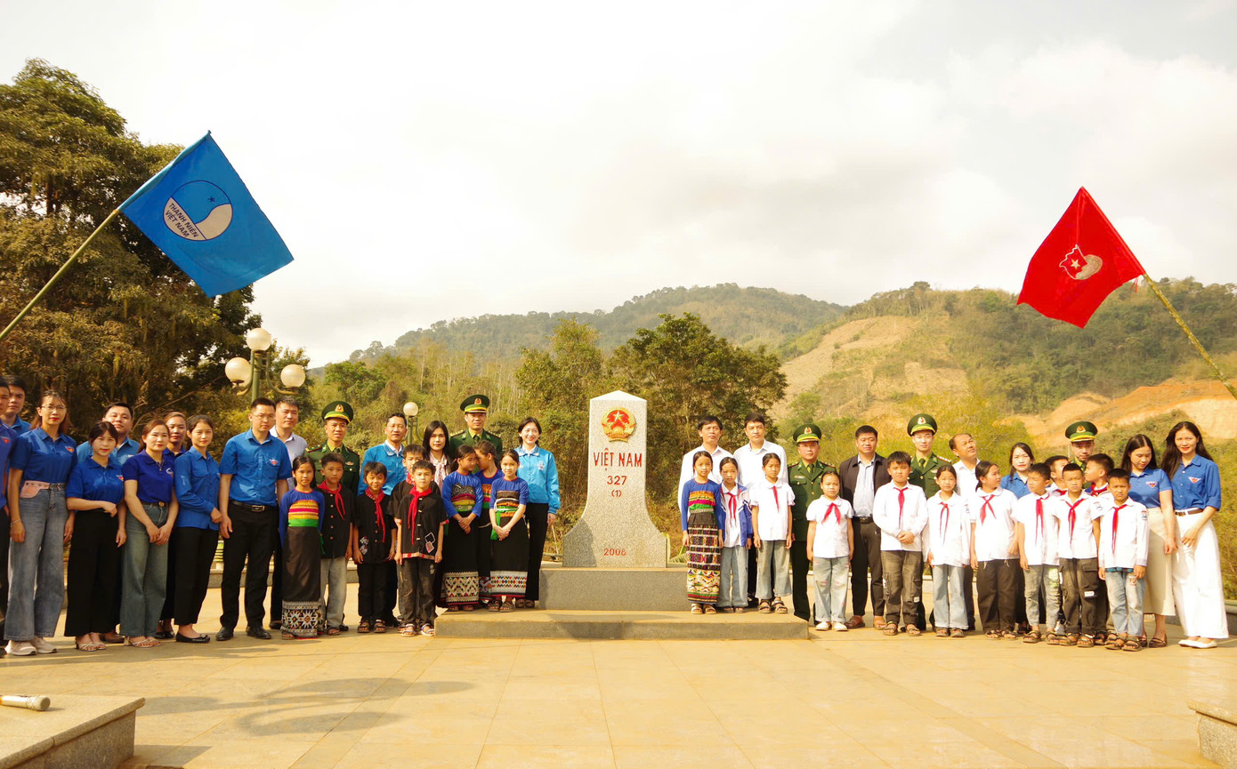 Đại biểu và các em học sinh chụp ảnh lưu niệm tại cột mốc 327 Đại biểu và các em học sinh chụp ảnh lưu niệm tại cột mốc 327